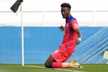 Premier League Newcastle United 0 2 Chelsea Abraham Gives Blues A View From The Top