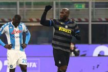 Inter Napoli Report Romelu Lukaku Penalty Closes Gap Serie A Summit