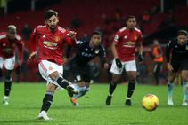 Manchester United 2 1 Aston Villa Fernandes Sends Red Devils Level With Leaders Liverpool