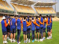 India Vs England 1st Test Watch Virat Kohli Ravi Shastri Give Pep Talk To Team Ahead Of 5th Day