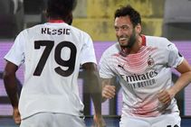 Fiorentina Milan Hakan Calhanoglu Keeps Rossoneri In Serie A Title Hunt