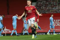 Manchester United 1 0 West Ham Dawson Own Goal Lifts Red Devils Back Second