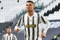 Juventus 2 1 Napoli Ronaldo And Dybala Restore Winning Ways In Turin