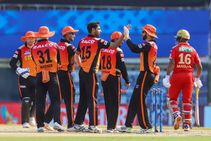 Ipl 2021 Pbks Vs Srh Blow For Srh Bhuvneshwar Reportedly Leaves Field With Thigh Strain