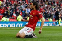 Manchester United 1 1 Fulham Cavani Lob Delights Returning Fans But Cottagers Claim Late Draw