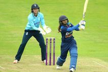Women S Odi England Beat India By 8 Wickets Take 1 0 Lead In 3 Match Series