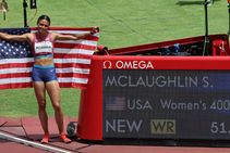 Tokyo 2020 Sydney Mclaughlin Breaks Own World Record To Win Women S 400m Hurdles