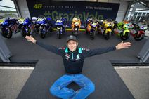 Grazie Vale Rossi Qualifies 10th Martin Grabs Valencia Gp Pole