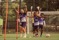 Isl 2021 22 Chennaiyin Fc S Narayan Das Guards Against Taking His Former Team Sc East Bengal Lightl