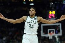 Giannis Antetokounmpo Inspired Bucks Dominate Warriors Grizzlies Go 11 In A Row Nba