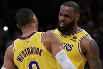 Lebron Powers Lakers Past Kings For Third Straight Win Cp3 And Booker Shine For Suns