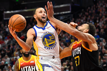 Curry Lifts Fast Finishing Warriors Past Streaking Jazz Derozan Hits Another Buzzer Beater
