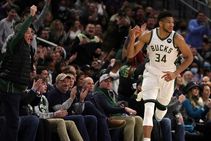 Nba Booker And Paul Make It Six In A Row For Suns Giannis Scores 50 In Bucks Win