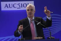 Ipl Auction 2022 Hugh Edmeades Returns To The Dias After Recovering From Illness