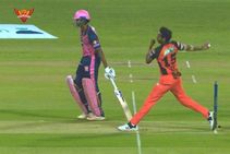 Ipl 2022 Bhuvneshwar Kumar Dismisses Jos Buttler With A Beauty But Oversteps To Be Called A No Ball