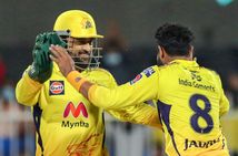 Dhoni Hands Over Csk Captaincy To Jadeja Twitteratti Salute Legendary Skipper And Welcome New Leader