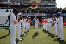 India Vs Sri Lanka 1st Test Virat Kohli Given Guard Of Honour By Teammates On Day 
