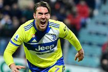 Cagliari 1 2 Juventus Vlahovic Keeps Bianconeri In Scudetto Hunt