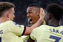 West Ham 1 2 Arsenal Centre Backs Score To Send Gunners Back Above Spurs