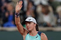 French Open Dominant Swiatek Cruises Into Second Round