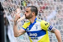 Juventus 2 1 Venezia Birthday Boy Bonucci Bags Brace Against Bottom Side