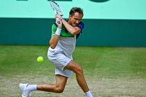 Daniil Medvedev Through Halle Matteo Berrettini Marches On Queens Scare