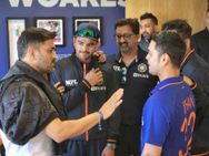 Ms Dhoni Meets India Cricketers At Edgbaston Young Players Take Tips From Thala