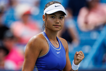 Raducanu Ominous Form Azarenka Demolition Swiatek Brings 50th Win Season