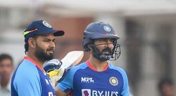 T20 World Cup 2022 Rishabh Pant Or Dinesh Karthik Sunil Gavaskar Has Made His Choice Clear