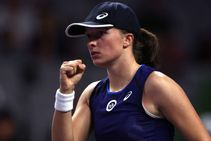 Iga Swiatek Beats Caroline Garcia Edge Closer Spot Wta Finals Final Four
