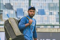 India Vs New Zealand 2nd Odi Sanju Samson Helps Ground Staff With Covers Wins Fans Hearts