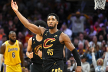 Nba Mitchell Outshines Lebron Lakers Lose Cavs Davis Exits Mavs Down Nuggets