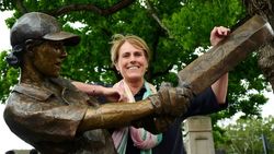 Belinda Clark Becomes First Womens Cricketer To Get Statute Sculpture Unveiled At Scg Walk Of Honor