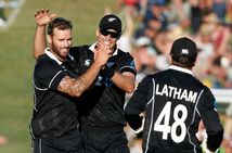 India Vs New Zealand Doug Bracewell Replaces Injured Matt Henry In Black Caps Odi Squad