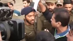 Pakistan Journalists And Police Fight Outside Lahore S Gaddafi Stadium Before Psl Match Watch Video