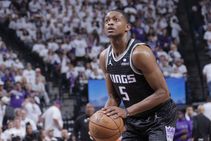 Kings Edge Warriors Curry Misses Buzzer Beater Brunson Leads Knicks Cavaliers