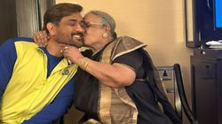Ipl 2023 Ms Dhoni S Special Meeting With Bjp Leader Khushbu Sundar S Mother In Law Watch