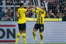 Borussia Dortmund Thrash Gladbach Report Bundesliga Title Race