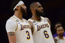 Assertive Davis Leads Lakers Past Warriors Heat Rout Knicks In Butlers Return