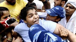 Wrestlers Protest Vinesh Phogat Sakshi Malik Dragged And Detained By Delhi Police