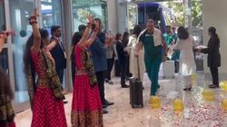 Ind Vs Pak World Cup 2023 Pakistan Receive Traditional Welcome In Ahmedabad Hotel