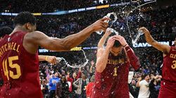 Nba Cavaliers Strus Hits From Half Court At Buzzer To Stun Mavericks