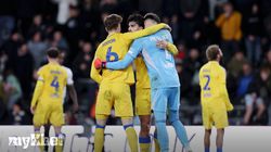 Leeds United End 2024 Top Of Championship Burnley Miss Chance 