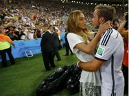 ತುಂಟ ನೆಟ್ಟಿಗರ ಕಣ್ಣು ಮಾರಿಯೋ ಗೆಳತಿ ಮ್ಯಾಲ!