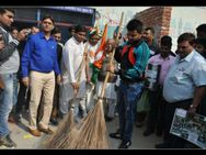 ಹುಟ್ಟೂರಿನ ಬೀದಿ ಗುಡಿಸಿದ ಸುರೇಶ್ ರೈನಾ