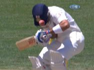 ವಿಡಿಯೋ: ಬೌನ್ಸರ್ ಪೆಟ್ಟು ತಿಂದ ಶತಕ ವೀರ ಕೊಹ್ಲಿ