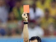 ರೆಡ್ ಕಾರ್ಡ್ ತೋರಿಸಿದ ರೆಫರಿಗೆ ಬಿತ್ತು ಗುಂಡೇಟು