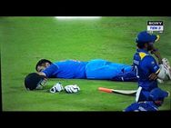 ಪಂದ್ಯದ ನಡುವೆ ಮೈದಾನದಲ್ಲೇ ಮಲಗಿದ ಧೋನಿ ವಿಡಿಯೋ ವೈರಲ್!