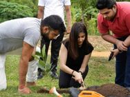 ಶ್ರೀಲಂಕಾದಲ್ಲಿ ಸಸಿ ನೆಟ್ಟ ಕೊಹ್ಲಿ- ಅನುಷ್ಕಾ ಜೋಡಿ