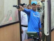 ಪೊಲೀಸರಿಗೆ ಅಚ್ಚರಿಗೆ ಮೂಡಿಸಿದ ಧೋನಿ ಶೂಟಿಂಗ್ ಕೌಶಲ್ಯ!